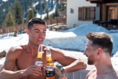 AI真牛！C羅和梅西在泳池一起喝科羅納