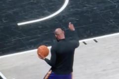 誰能想到這么逗比的老詹今天竟然壓哨絕殺了