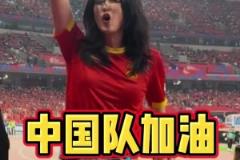 趙麗娜在現(xiàn)場(chǎng)擊鼓，引領(lǐng)球迷為國(guó)足加油助威