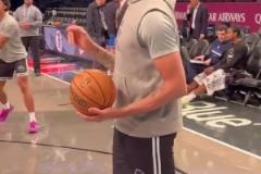 看著心情不錯(cuò)！復(fù)出的濃眉賽前微笑熱身投籃