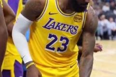 賽前感覺心態(tài)還不錯！近距離直拍：詹姆斯經(jīng)典的拋鎂粉環(huán)節(jié)！