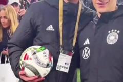 德意之戰(zhàn)小球童一夜走紅，獲贈球衣球票還能參加歐冠