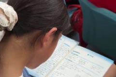 現(xiàn)在學生壓力都這么大的嗎？現(xiàn)場看國足也在趕作業(yè)