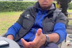 氣氛拉滿！蓮花體育場外大批球迷高舉國旗為國足加油