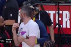 哥倆敘舊一番！巴特勒重返熱火，賽前直接上手“襲胸”樂(lè)福