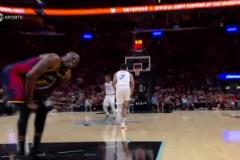 風(fēng)水輪流轉(zhuǎn)！追夢(mèng)低位防守韋爾被頂?shù)较麦w，疼的直捂襠！