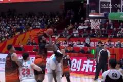 NBA級別的對抗！克里斯滯空正面頂飛哈雷爾 強(qiáng)硬打板上籃命中