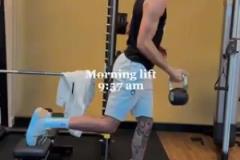 比賽日的一天，塔圖姆早上九點多起來訓(xùn)練~對比師傅科比還差點