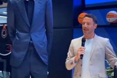 詹姆斯曬女兒模仿他打球：那胡子讓我破防了。