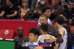 怒不可遏洛夫頓被吹假摔吃第二T被驅(qū)逐 找裁判理論喋喋不休