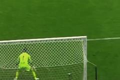 太可惜了！這球若踢進，將又是一歷史名畫！