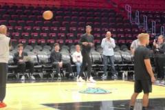 巴特勒和阿德巴約球場兩側(cè)熱身！熱記唏噓：他們現(xiàn)在是對手了