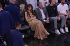 熱火勇士場(chǎng)邊，公主一樣的觀眾火了，這美女是誰？