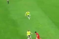 初生牛犢！現(xiàn)場(chǎng)視角看王鈺棟面對(duì)澳大利亞上演穿襠過(guò)人