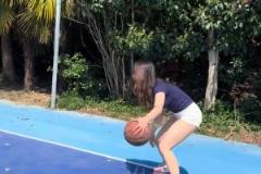 女朋友叫我看她訓(xùn)練運(yùn)球，大家說(shuō)說(shuō)有什么問題