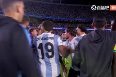 南美火氣真大！中場時維尼修斯又去找大馬丁深度溝通了