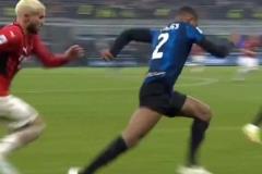 鐵血染紅！特奧95分鐘滑鏟封喉，用一張紅牌捍衛(wèi)圣西羅尊嚴(yán)