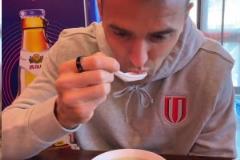 周定洋社媒發(fā)布：豆汁兒，我是真的嘗試了