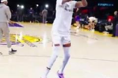 杜蘭特獨特的原地轉(zhuǎn)陀螺投籃訓(xùn)練，真夠逗的哈哈哈