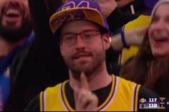 基迪投進(jìn)絕殺后，現(xiàn)場(chǎng)湖迷呆愣在原地?zé)o奈的笑了