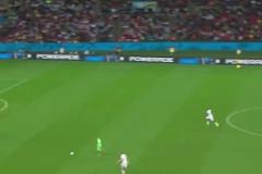 一戰(zhàn)驚天下！諾伊爾巴西世界杯上面對阿爾及利亞的出擊飛鏟