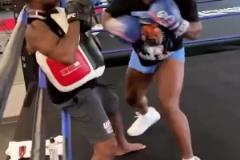 美媒打趣詹姆斯觀看A-史密斯拳擊視頻后，估計(jì)是這個(gè)樣子：