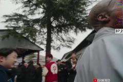 “Kongfu monkey！”中國路人對甲亢哥作出搞怪動作