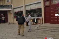 甲亢哥體驗“閃電五連鞭”，結(jié)果一鞭抽了自己腦袋