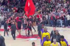 冰火兩重天！絕殺后公牛全隊狂歡慶祝 湖人球員黯然離場