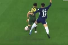 可惜??！鄭凱木身后絆倒+踩中王鈺棟腳踝，王鈺棟被擔架抬下