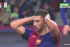 非?？上?！費蘭任意球直接攻門擊中橫梁彈出！門將都已經(jīng)繳械了！