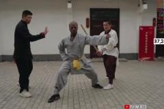 甲亢哥第一次嘗試胳膊碎木棍，差點被一棒子打昏過去