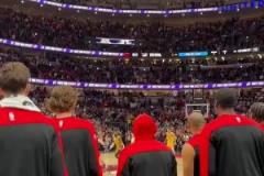 板凳席視角！終場(chǎng)哨響一刻公牛全員沖進(jìn)場(chǎng)內(nèi)“圍毆”基迪