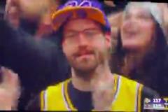 一名現(xiàn)場(chǎng)湖人球迷經(jīng)歷大喜大悲，不知要作何表情了