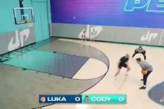 網(wǎng)紅球手挑戰(zhàn)東契奇，真的是像打小學(xué)生一樣