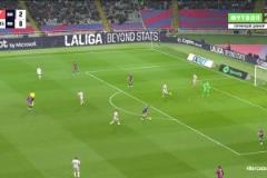 開始玩起來了！什琴斯尼面對兩人逼搶扣球晃開對手！