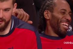 機器人笑了！小卡三節(jié)31分提前打卡 在板凳摟著祖巴茨笑了