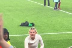 凱莉賽后把球衣送給球迷，我直接史詩(shī)級(jí)過(guò)肺