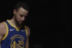 高興得像個(gè)孩子庫(kù)里賽后離場(chǎng)開心念叨著：Yes，yes~~