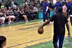 球被吸走了？小卡：抱歉，手大就是可以為所欲為！