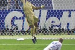 世界第一中場vs世界第一門將！布馮撲出齊達內(nèi)近距離神級頭球！