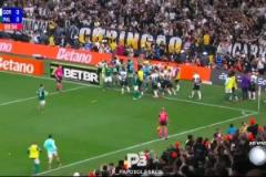 德佩雙腳踩球嘲諷對(duì)手！對(duì)手不滿將德佩干倒雙方爆發(fā)全武行！