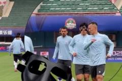 變身面具俠！朱辰杰賽前踩場戴上保護(hù)面罩