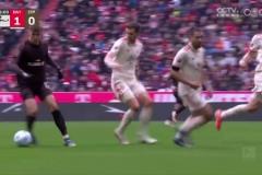 拜仁被扳平！戴爾金玟哉協(xié)防不同步，圣保利球員輕松包抄破門