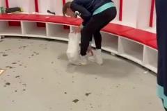 謙遜好隊(duì)長！厄德高賽后留在更衣室?guī)兔κ帐袄? title=