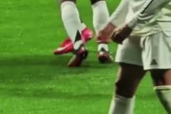 這……看著塊頭不小姆巴佩抓著“弟弟”來回?fù)u晃，嘲諷拉滿了