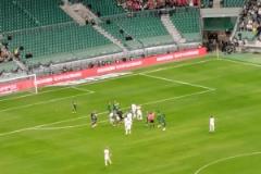 現(xiàn)場一片驚訝，實(shí)拍：馬寧經(jīng)過VAR確認(rèn)后向恩加德烏出示紅牌