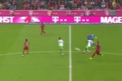 諾伊爾出擊到中場沒能解圍皮球！把球迷嚇出心臟??！