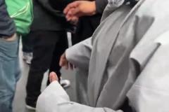 網(wǎng)友給甲亢哥遞煙，甲亢哥直說no,no,no