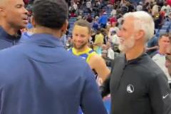 我的偶像是逗比庫里賽后圍著勇士前助教科林斯團團轉(zhuǎn)